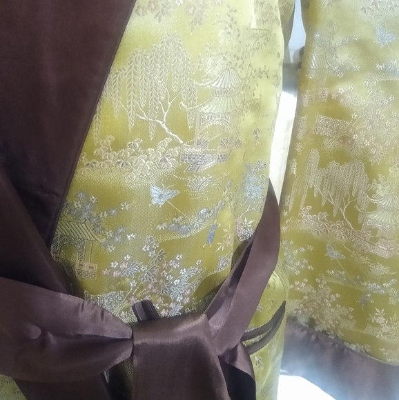 Golden Chinese Silk smoking jacket beautiful embroidery scenes - Picture 6 of 16